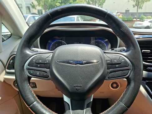 Used 2019 Chrysler Pacifica Touring Plus w/ Tire & Wheel Group FWD image 22