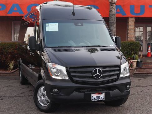 Used 2018 Mercedes-Benz Sprinter 2500 image 2