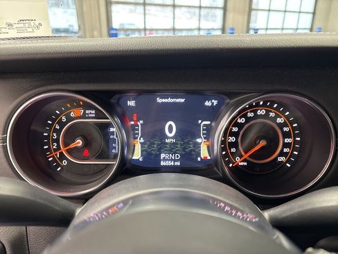 Used 2018 Jeep Wrangler Unlimited Sahara image 12