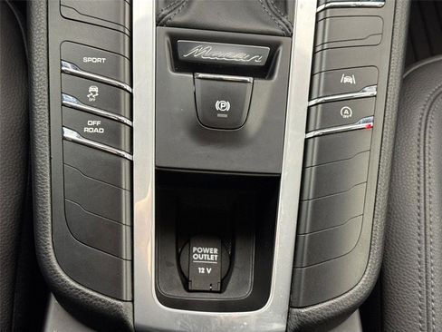Used 2021 Porsche Macan image 26