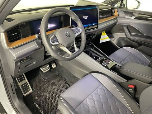 New 2026 Volkswagen Tiguan SEL R-Line AWD/4WD image 3