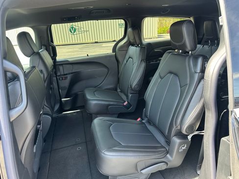 New 2027 Chrysler Pacifica Select FWD image 14