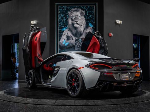 Used 2018 McLaren 570S Spider image 26