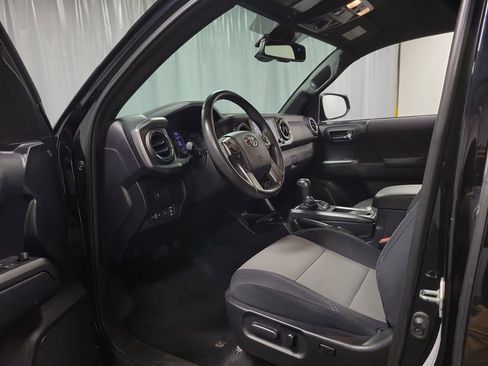 Used 2020 Toyota Tacoma TRD Off-Road AWD/4WD image 12