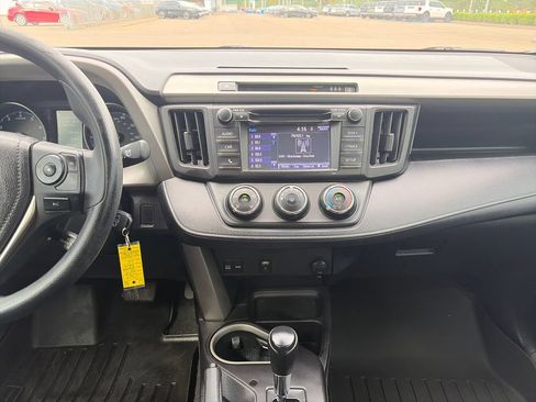Used 2018 Toyota RAV4 LE FWD image 20
