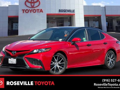 Used 2022 Toyota Camry SE FWD image 1