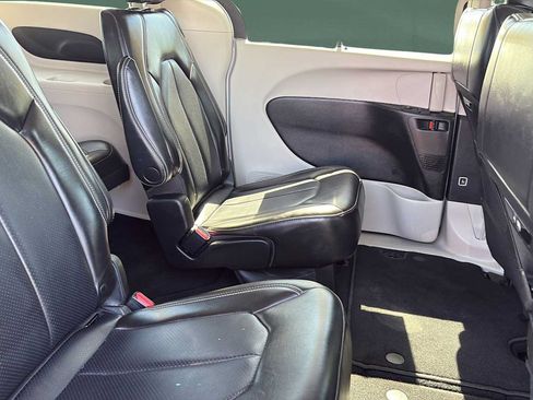 Used 2023 Chrysler Pacifica Touring-L FWD image 27