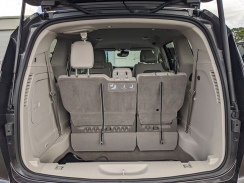 Used 2021 Chrysler Pacifica Touring-L image 10