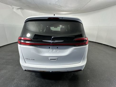 Used 2023 Chrysler Pacifica Touring image 10