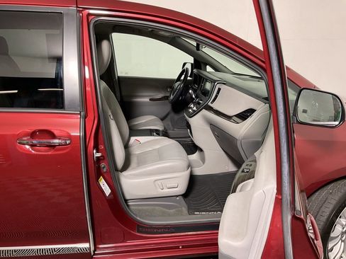 Used 2017 Toyota Sienna XLE w/ XLE Navigation Package image 37