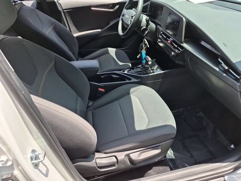 Used 2025 Kia Niro LX FWD image 30