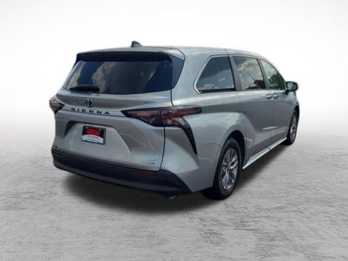Certified 2023 Toyota Sienna XLE AWD/4WD image 7