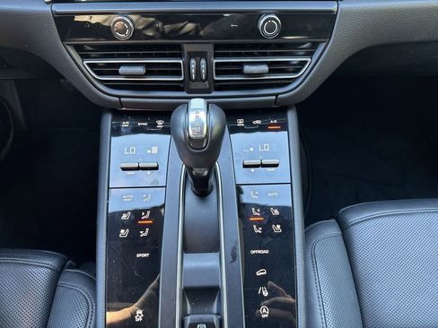 Certified 2022 Porsche Macan image 15