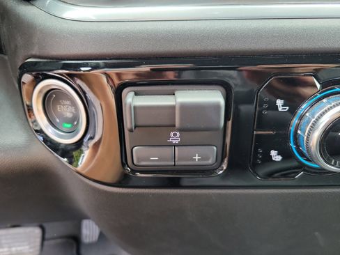 Used 2025 GMC Sierra 1500 SLT image 14