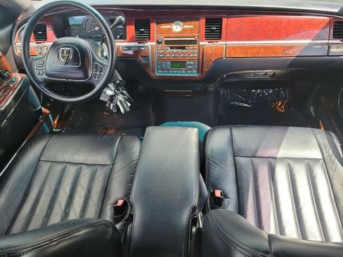 Used 2004 Lincoln Town Car Signature RWD image 12