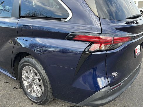 Used 2021 Toyota Sienna XLE image 25