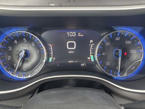 Used 2023 Chrysler Pacifica Touring-L FWD image 14