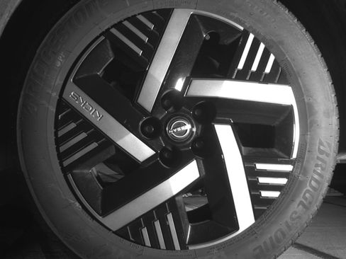 Used 2025 Nissan Kicks SV image 12