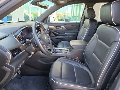 Used 2023 Chevrolet Traverse Premier FWD image 9