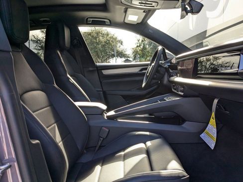 Certified 2025 Porsche Macan Electric image 28