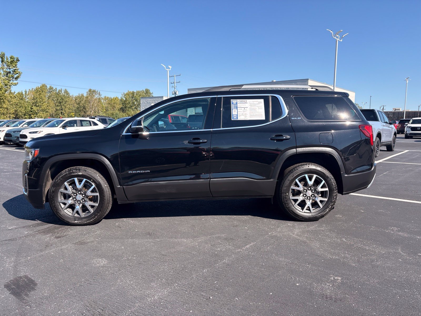 Used 2021 GMC Acadia SLE w/ Driver Convenience Package FWD image 3