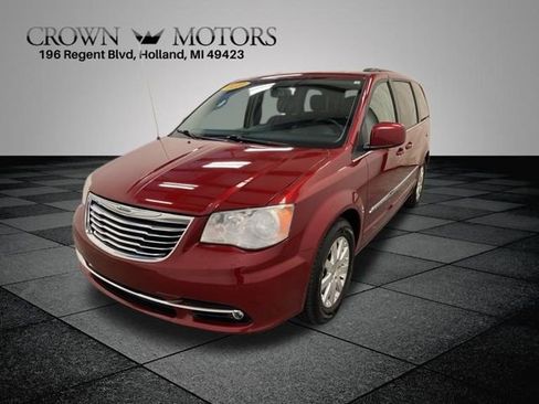 Used 2013 Chrysler Town & Country Touring image 3