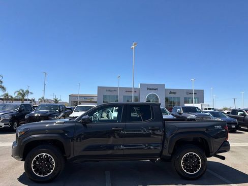 Used 2025 Toyota Tacoma TRD Off-Road AWD/4WD image 5