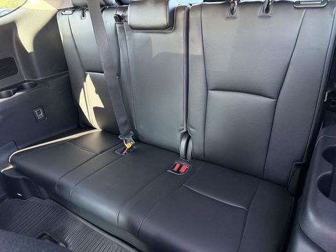 Used 2020 Toyota Highlander XLE AWD/4WD image 9