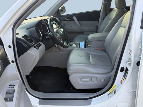 Used 2013 Toyota Highlander Plus FWD image 10