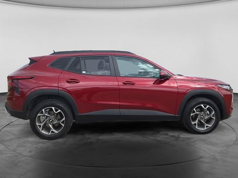 Used 2025 Chevrolet Trax LT FWD image 12