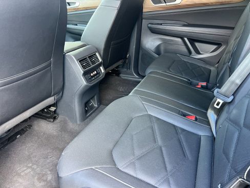 Used 2025 Volkswagen Atlas SE image 11