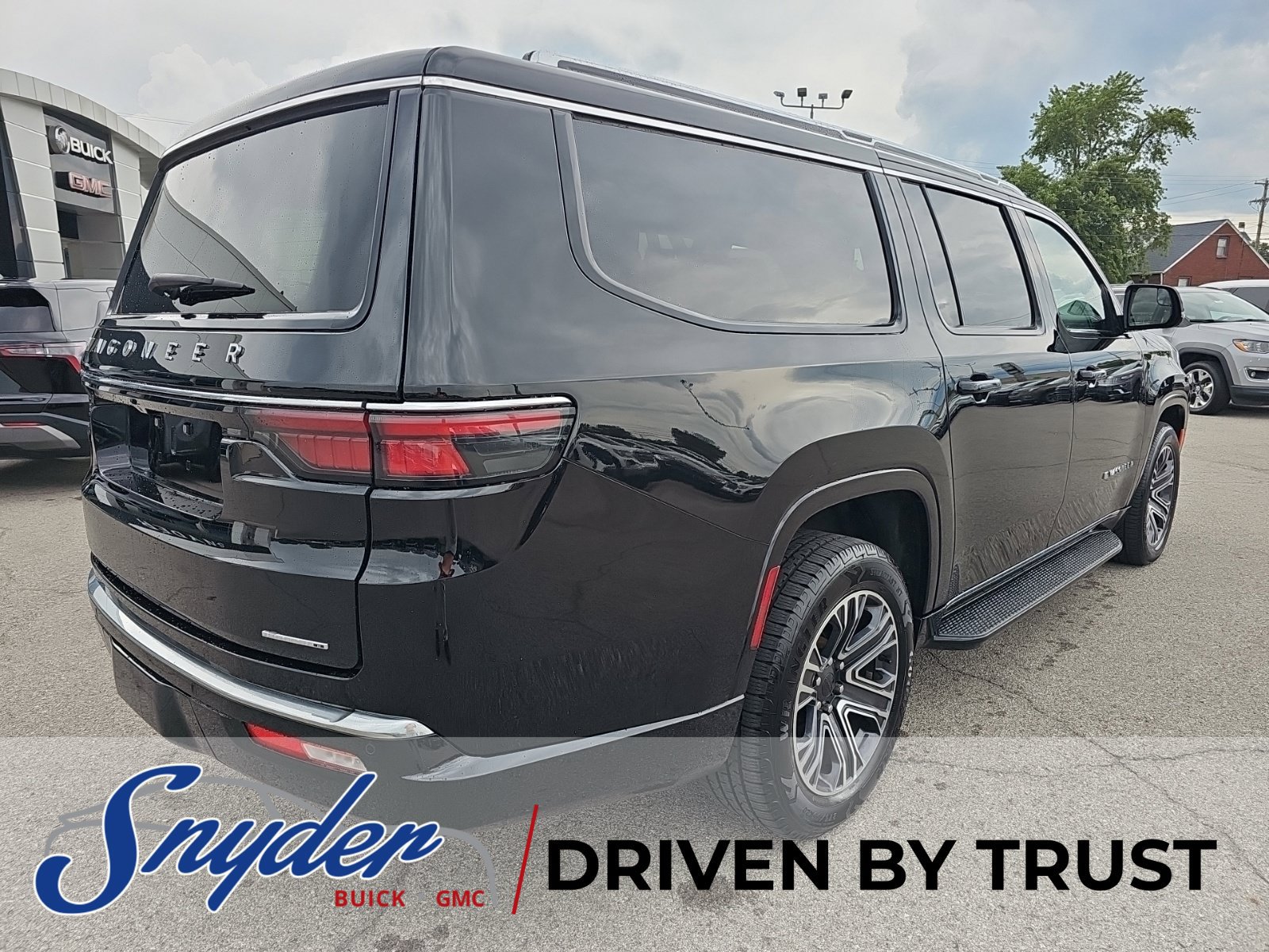 Used 2024 Jeep Wagoneer L Series II w/ Flexible Seating Group AWD/4WD image 8
