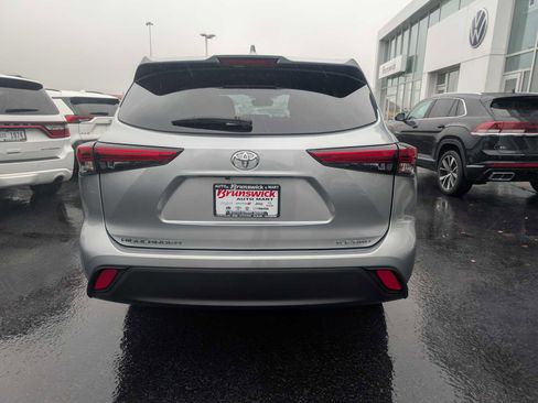 Certified 2023 Toyota Highlander XLE image 6