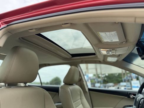 Used 2012 Toyota Camry XLE w/ Convenience Pkg FWD image 19
