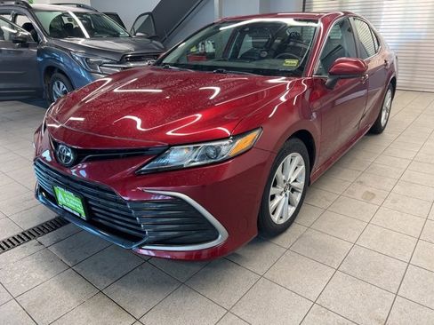 Used 2021 Toyota Camry LE image 3