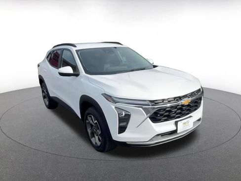 Used 2025 Chevrolet Trax LT image 3