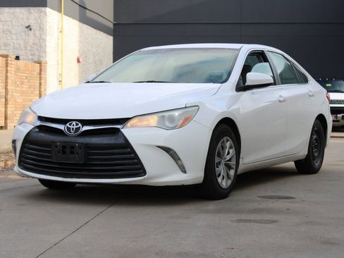Used 2017 Toyota Camry LE image 2