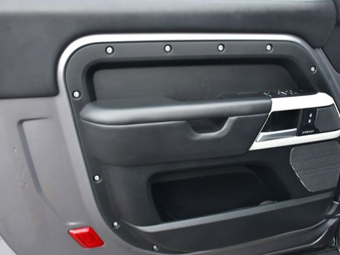 Used 2024 Land Rover Defender 90 X-Dynamic SE image 16