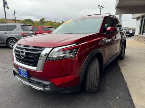 Used 2023 Nissan Pathfinder SL image 3