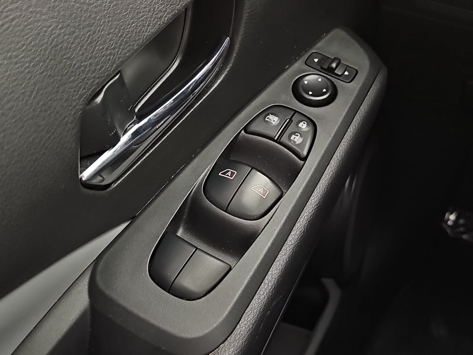Used 2022 Nissan Kicks SR w/ Premium Package FWD image 26