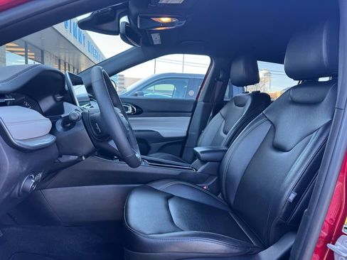 Used 2025 Jeep Compass Limited image 5