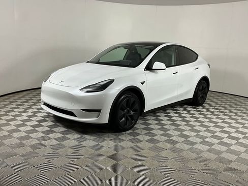 Used 2024 Tesla Model Y Long Range AWD/4WD image 1