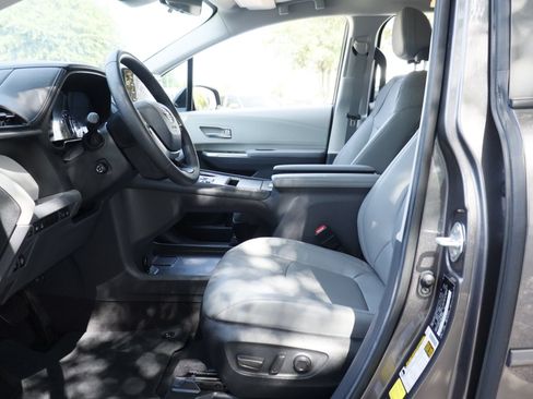 Used 2024 Toyota Sienna Limited AWD/4WD image 9