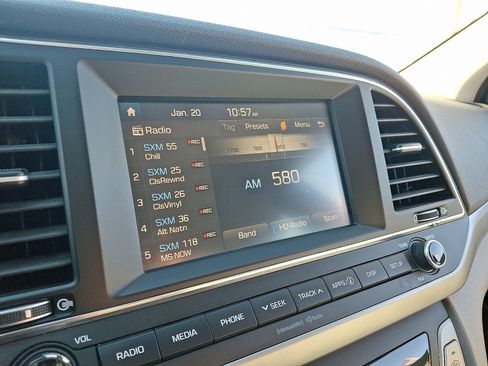 Used 2017 Hyundai Elantra SE image 16