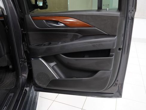 Used 2017 Cadillac Escalade ESV Luxury AWD/4WD image 28