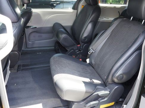 Used 2014 Toyota Sienna SE FWD image 8
