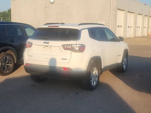 Used 2024 Jeep Compass Latitude AWD/4WD image 2