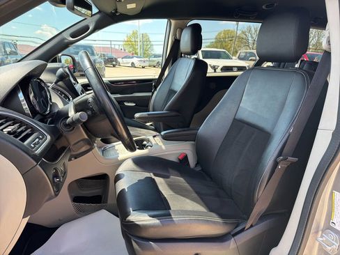 Used 2019 Dodge Grand Caravan SXT w/ Rear Park Assist Package FWD image 9