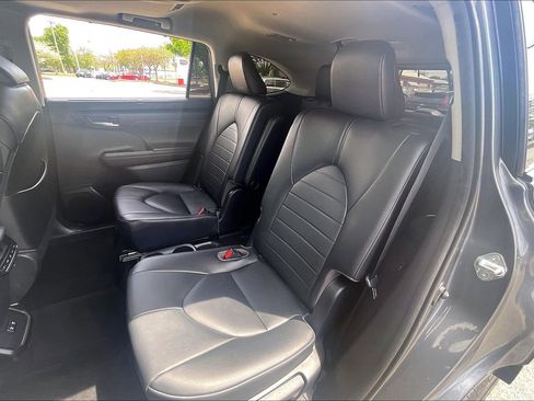 Used 2020 Toyota Highlander XLE FWD image 31