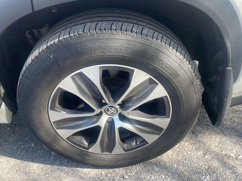 Used 2023 Toyota Highlander XLE image 22